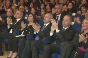 CHP Lideri Kılı&ccedil;daroğlu Tiflis Senfoni Orkestrası konserinde