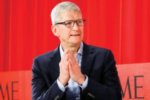 Apple CEO'su Cook: Telefona değil karşındakinin g&ouml;z&uuml;ne bak