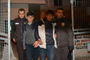 Bek&ccedil;ilerden ka&ccedil;tılar, &ccedil;atıda saklanırken yakalandılar