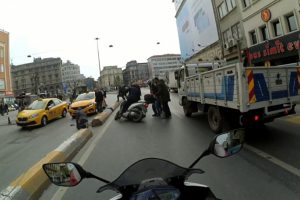 Motosikletli, el arabalı adama b&ouml;yle &ccedil;arptı!