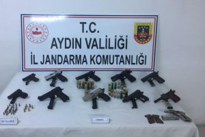 Evinde uyuşturucu ve tabancalarla yakalandı