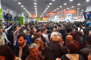 Bursa'da teknoloji ürünleri satan mağazanın açılışı izdihama sebep oldu