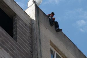 Polis onu &ouml;l&uuml;m&uuml;n kıyısından kurtardı!