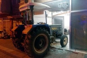 Kontrolden &ccedil;ıkan trakt&ouml;r iş yerine girdi