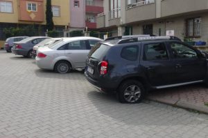 36 aracın lastiklerini bı&ccedil;ak saplayıp patlattılar