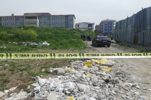 Madde bağımlısı, boş arazide kendi y&uuml;z&uuml;n&uuml; yaktı
