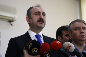 Bakan G&uuml;l'den ticari davalarda arabuluculuk a&ccedil;ıklaması