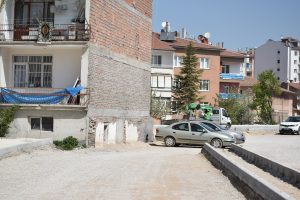 Yol ortasında kalan bina s&uuml;r&uuml;c&uuml;lere zor anlar yaşatıyor