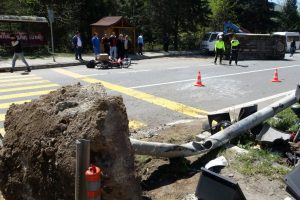 Motosiklet, &ouml;nce direğe sonra devrilen minib&uuml;se &ccedil;arptı!