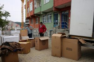 İki binanın yıkıldığı Kağıthane'de vatandaşlar taşınmaya başladı