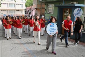 Bursa'da &ccedil;ocuklar unutulmaya y&uuml;z tutmuş oyunlarla eğlendi