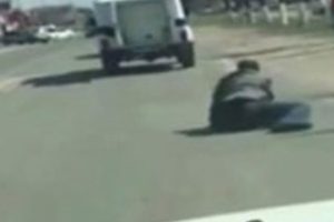 Polis aracından d&uuml;şen zanlı ka&ccedil;tı, o anlar b&ouml;yle g&ouml;r&uuml;nt&uuml;lendi