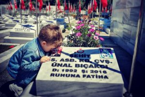 Minik İsmail'den duygulandıran şehitlik ziyareti