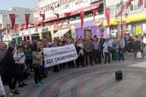 Edirneli kadınlar K&uuml;&ccedil;&uuml;k&ccedil;ekmece'deki cinsel istismarı protesto etti