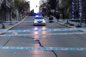 İstanbul Esenyurt'da bir sokakta &ccedil;atlaklar oluştu... Cadde trafiğe kapatıldı