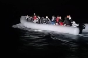 Kuşadası K&ouml;rfezi'nde 18'i &ccedil;ocuk 43 ka&ccedil;ak g&ouml;&ccedil;men yakalandı