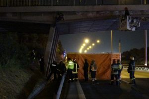 TEM'de intihara kalkıştı, 15 kilometrelik ara&ccedil; kuyruğu oluştu