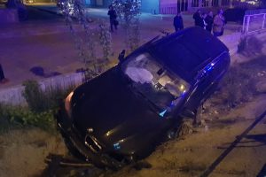 Kaza yapan ara&ccedil; bariyerin &uuml;zerinde s&uuml;reklenip su kanalına d&uuml;şt&uuml;