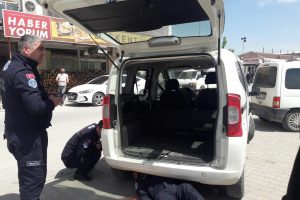 Bursa'da arabanın motoruna giren kediyi itfaiye kurtardı