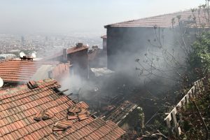 Bursa'daki yangında ev k&uuml;le d&ouml;nd&uuml;