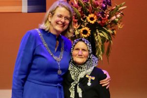 Zehra nineye Hollanda'da kraliyet nişanı verildi!