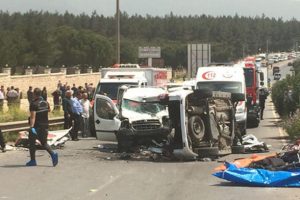 İzmir'de feci kaza: 4'&uuml; &ccedil;ocuk 7 &ouml;l&uuml;
