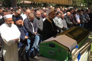 Aracında &ouml;l&uuml; bulunan emekli polis Bursa'da toprağa verildi