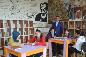Sosyal medya yardımıyla k&ouml;y okuluna k&uuml;t&uuml;phane kurdu