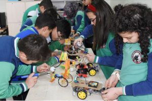 &Ouml;ğrenciler yaptıkları robotların malzemelerini de &uuml;retiyor