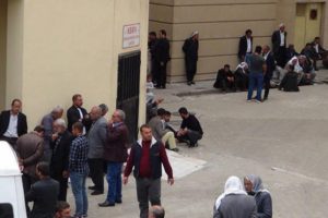 Tartıştığı eşini boğazından bı&ccedil;aklayarak &ouml;ld&uuml;rd&uuml;