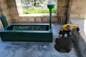Bursa'da 600 yıllık t&uuml;rbede defineci &ccedil;ukuru ziyaret&ccedil;ileri şaşırttı