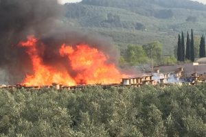 Bursa'da ahşap makaralar &ccedil;ıra gibi yandı