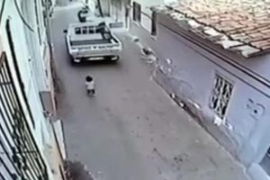Kamyonetin altında kalan 2 yaşındaki &ccedil;ocuk &ouml;ld&uuml;