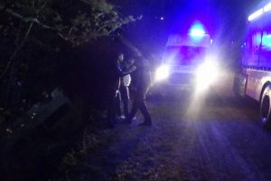 Takla atan minib&uuml;s dereye yuvarlandı: 2 yaralı