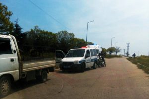 Yol kenarında y&uuml;z&uuml;st&uuml; yatarken bulundu