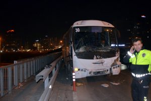 Freni boşalan midib&uuml;s 3 araca &ccedil;arptı: 5 yaralı