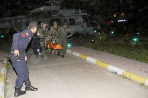 Paraş&uuml;tle kayalıklara d&uuml;şen genci askeri helikopter kurtardı
