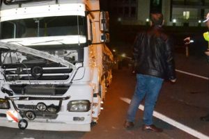 TIR s&uuml;r&uuml;c&uuml;s&uuml;n&uuml;n 'bir şeye &ccedil;arptım' dediği yere giden polisler acı manzara ile karşılaştı