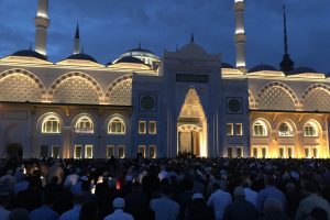 B&uuml;y&uuml;k &Ccedil;amlıca Camii'ne binlerce gen&ccedil; akın etti