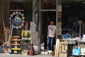 Bursa'da yerde bulduğu c&uuml;zdanı sahibine teslim etti