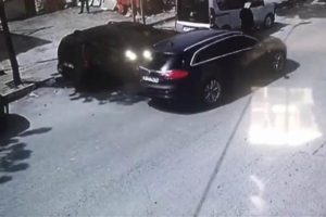 K&uuml;&ccedil;&uuml;k&ccedil;ekmece'de l&uuml;ks ciple &ccedil;ocuk ka&ccedil;ırmaya &ccedil;alıştılar