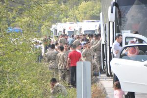 Bursa'dan &Ccedil;anakkale'ye giden askerler kaza yaptı
