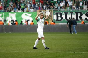 Bursaspor kaptanı Ersoy taraftardan &ouml;z&uuml;r diledi