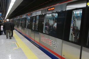 Marmaray'ın &uuml;zerine &ccedil;ıkan kişi elektrik akımına kapıldı