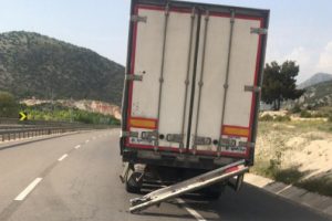 Aynı istikamete giden 2 TIR &ccedil;arpıştı