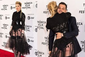 Amber Heard'&uuml;n transparan elbisesi festivalin &ouml;n&uuml;ne ge&ccedil;ti