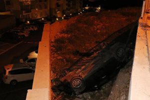 Demir korkulukları aşan otomobil metrelerce u&ccedil;tu! 4 yaralı