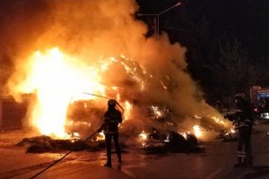 Saman y&uuml;kl&uuml; kamyon alevlere teslim oldu