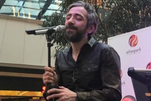 &Uuml;nl&uuml; şarkıcı konser yolunda baba olduğunu &ouml;ğrendi