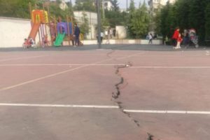 Parkta oluşan derin &ccedil;atlaklar korkuttu